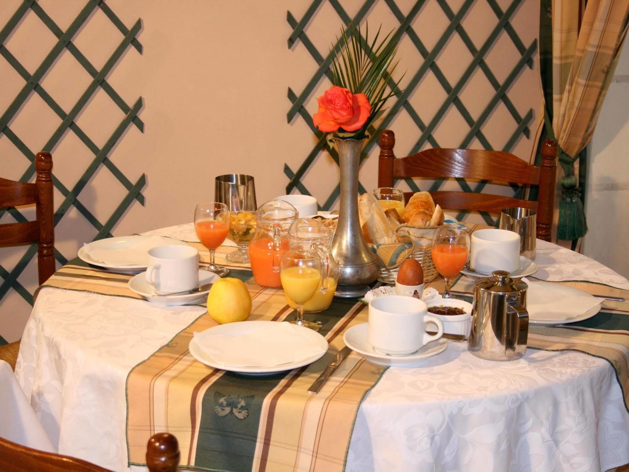 Logis Auberge Le Colombien - Hotel Et Restaurant Villandry Exterior photo